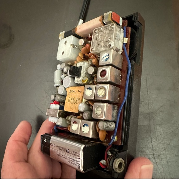 Vintage Realistic Nine Transistor Deluxe AM FM Radio - Picture 10 of 12